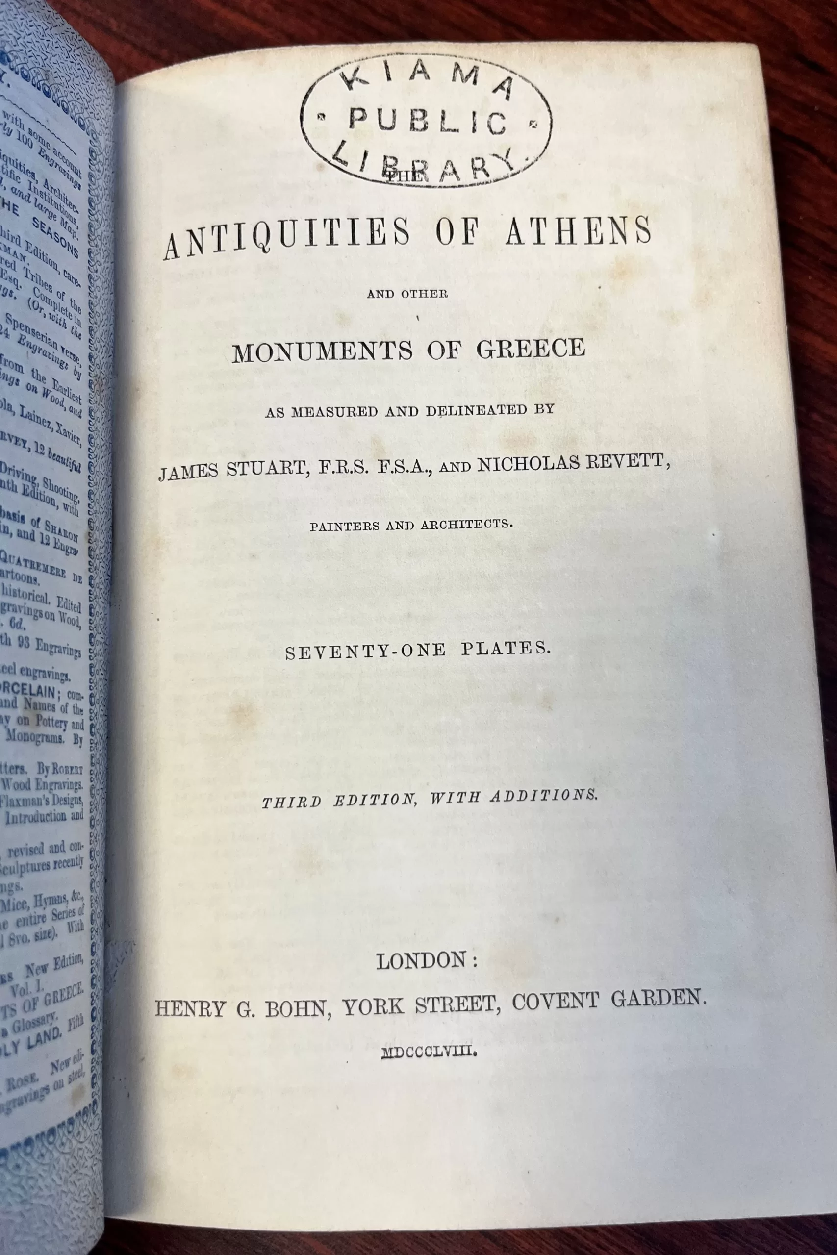 Página de Antiquities of Athens con el sello de la Biblioteca Pública de Kiama