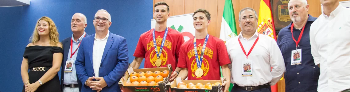Fabián Ruiz y Gavi con cajas de tomates en Los Palacios y Villafranca