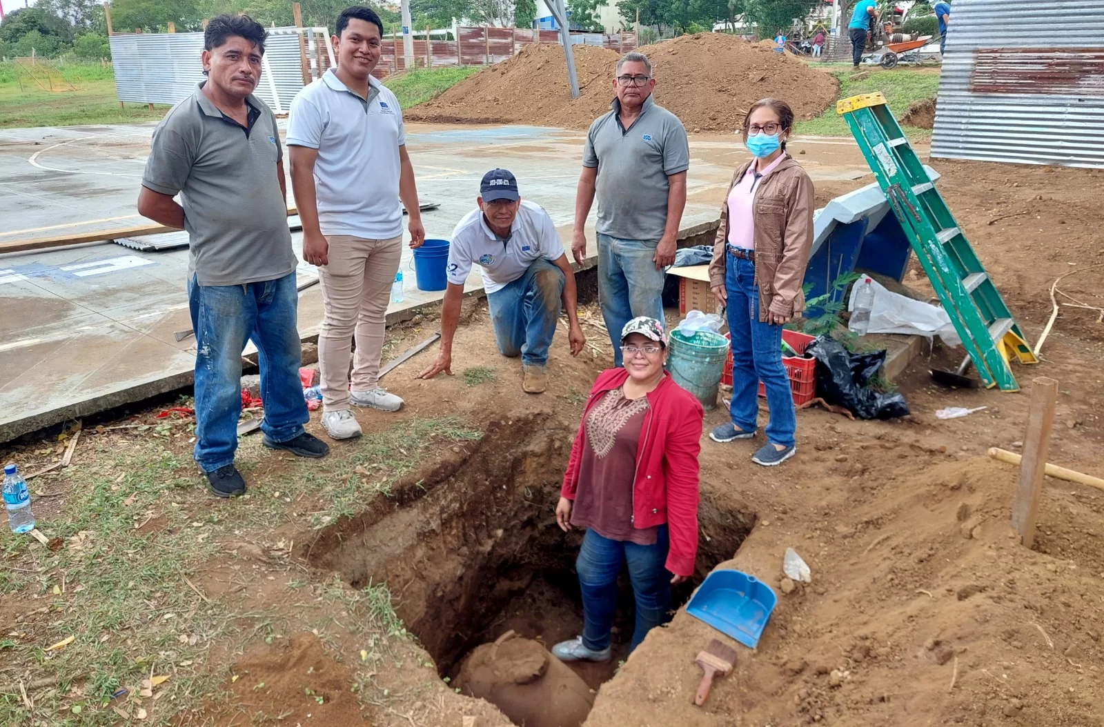 Equipo de trabajo junto a la excavación donde apareció una urna prehispánica en el Recinto Universitario Simón Bolívar.