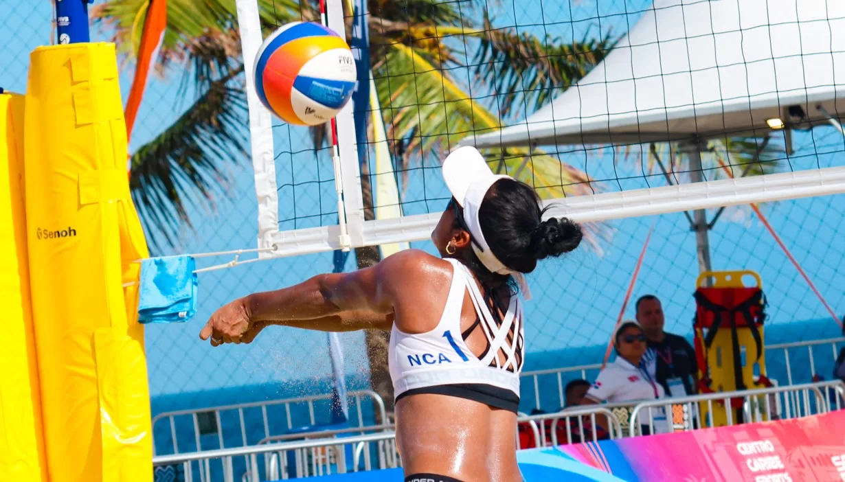 Jugadora de Nicaragua ataca junto a la red en el voleibol de playa de Santo Domingo 2026