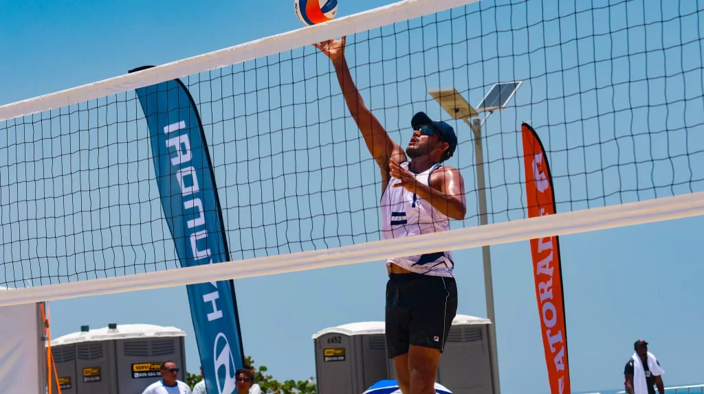 Jefferson Cascante y Rubén Mora compiten por Nicaragua en el voleibol de playa de Santo Domingo 2026