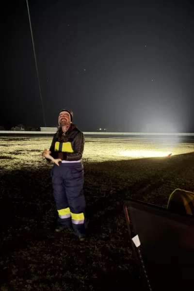 Angus Johnstone vuela su cometa durante la noche