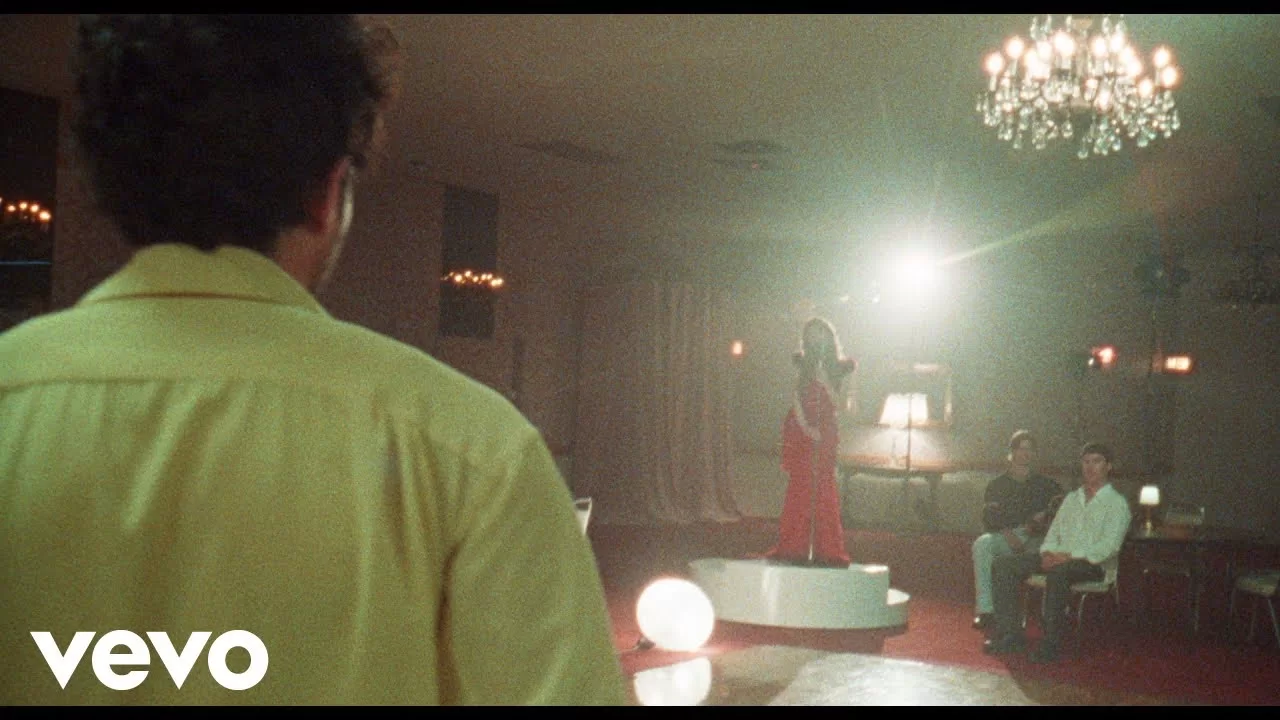 Carly Rae Jepsen en el video oficial de Don’t Leave Me on the Dancefloor
