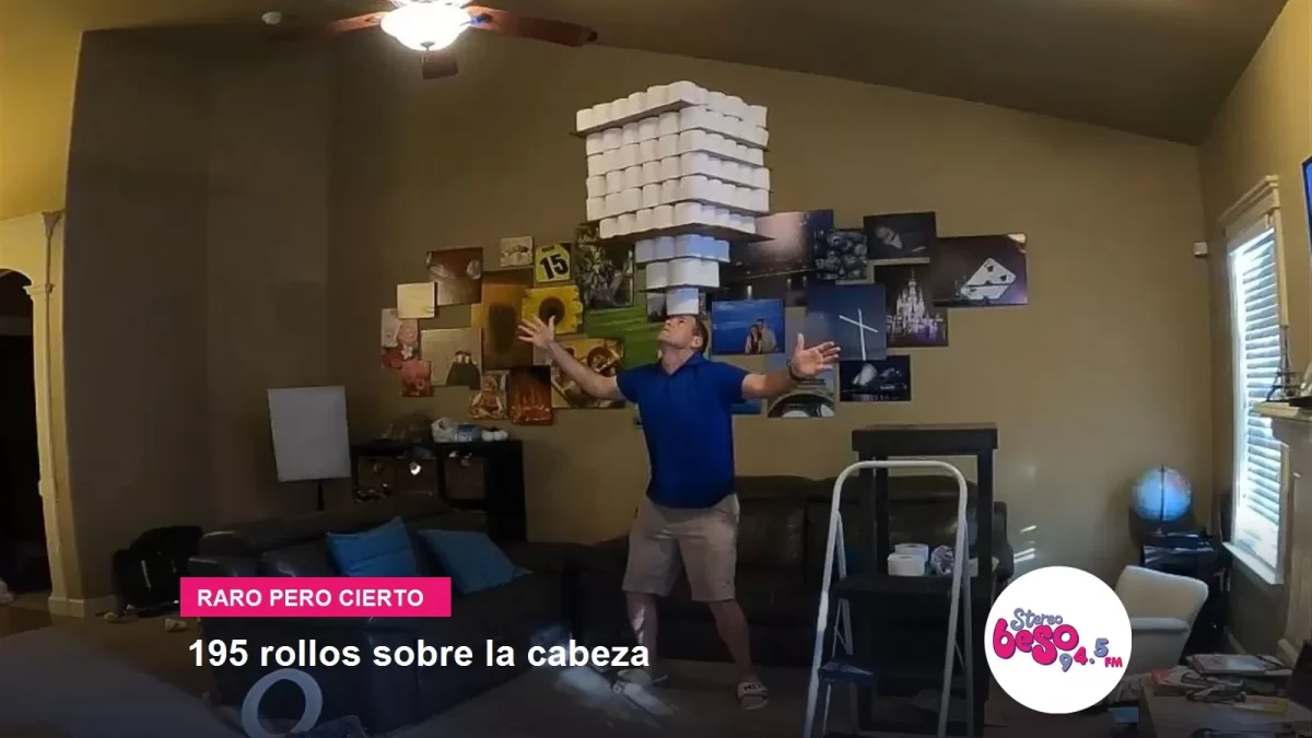 Un hombre equilibra 195 rollos de papel higiénico sobre la cabeza durante 30 segundos