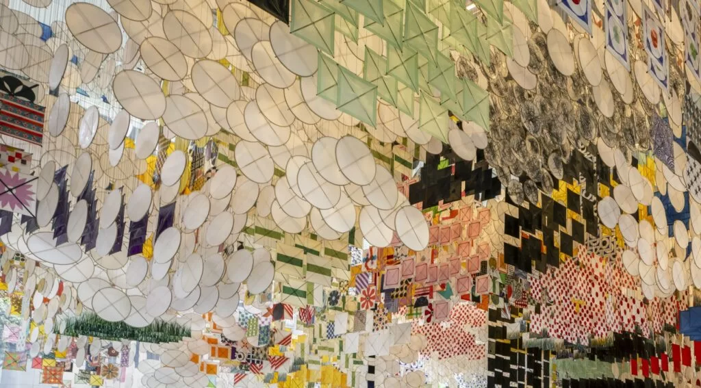 Detalle de las cometas de papel suspendidas en Giant Arc