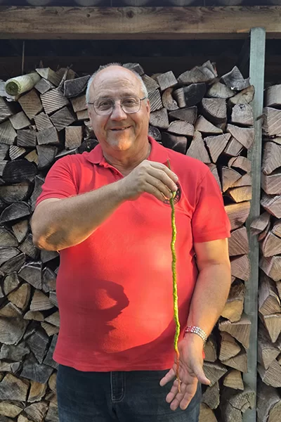 Jurg Wiesli sostiene el chile de 52,5 centimetros reconocido por Guinness