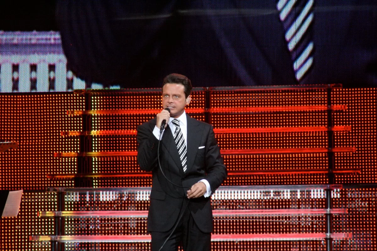Luis Miguel durante una presentación en Broomfield Events Center.