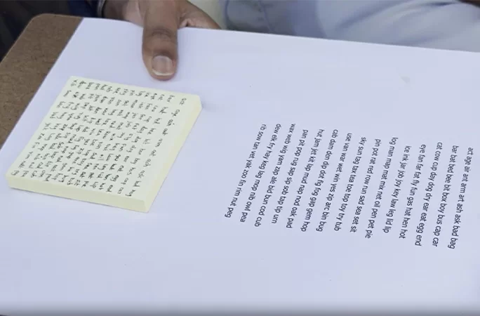 Detalle de la escritura en la nota adhesiva del récord