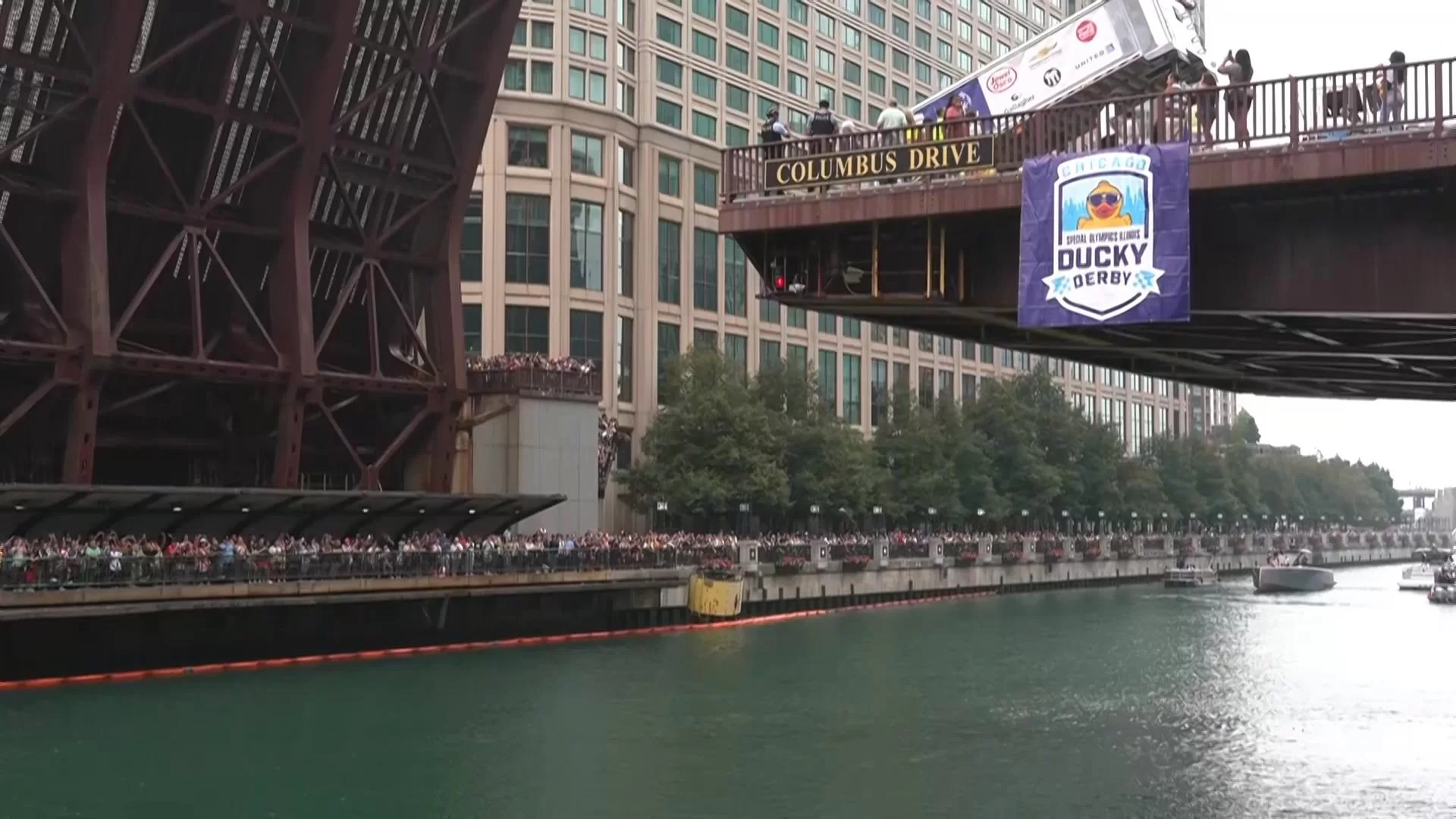 Puente sobre el río Chicago antes de la caída de los patitos de goma