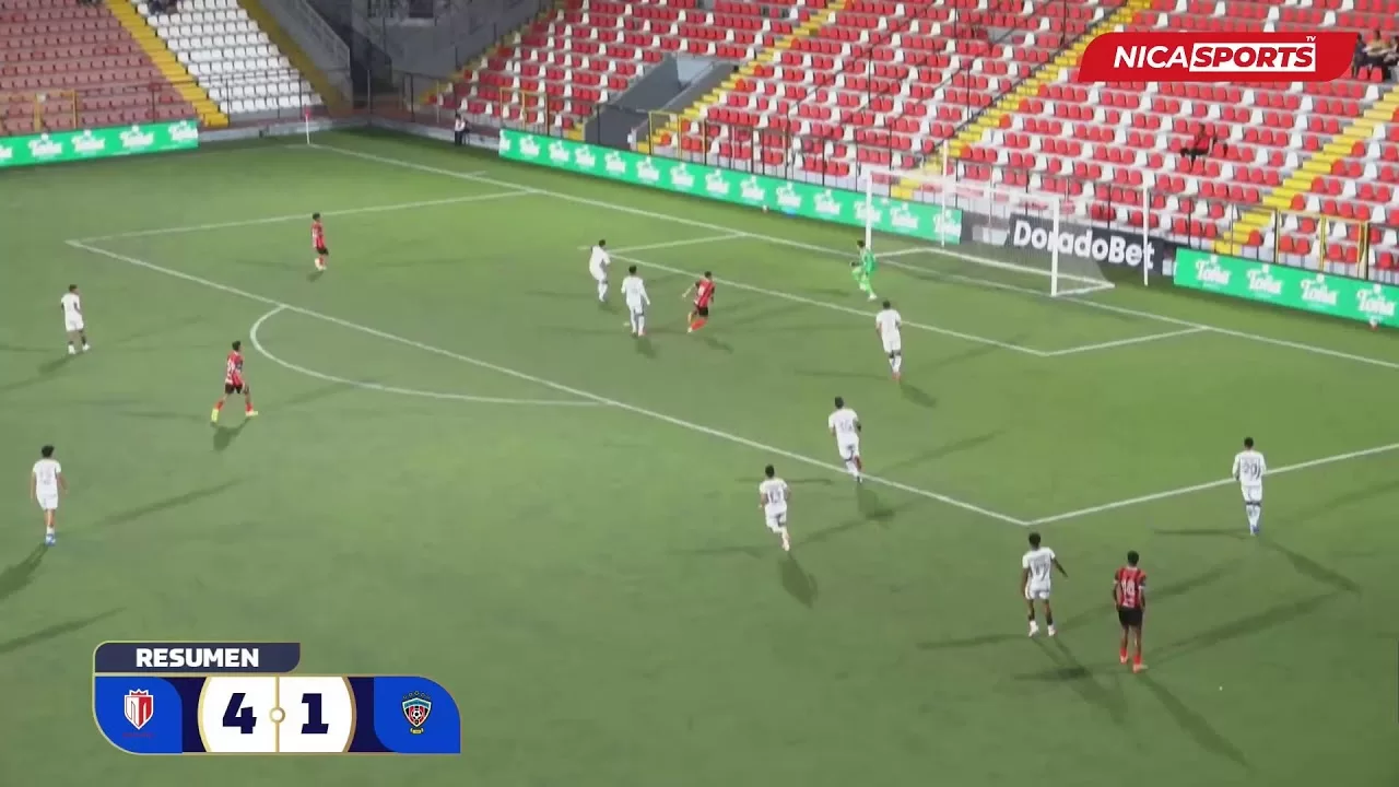 Jugadores de Real Estelí y Walter Ferretti durante el partido de la Jornada 4; la transmisión muestra el marcador 4-1