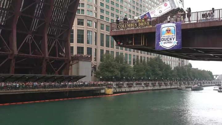 Río Chicago y el puente del Ducky Derby antes de la carrera benéfica