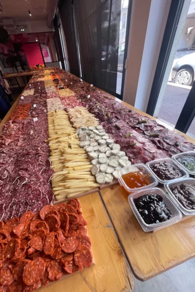 Vista completa de la tabla de charcutería preparada en París
