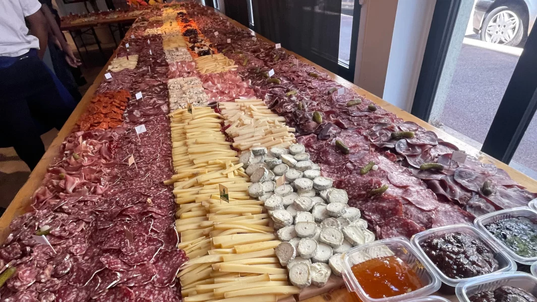 Vista de la tabla de embutidos y quesos que Guinness reconoció como récord