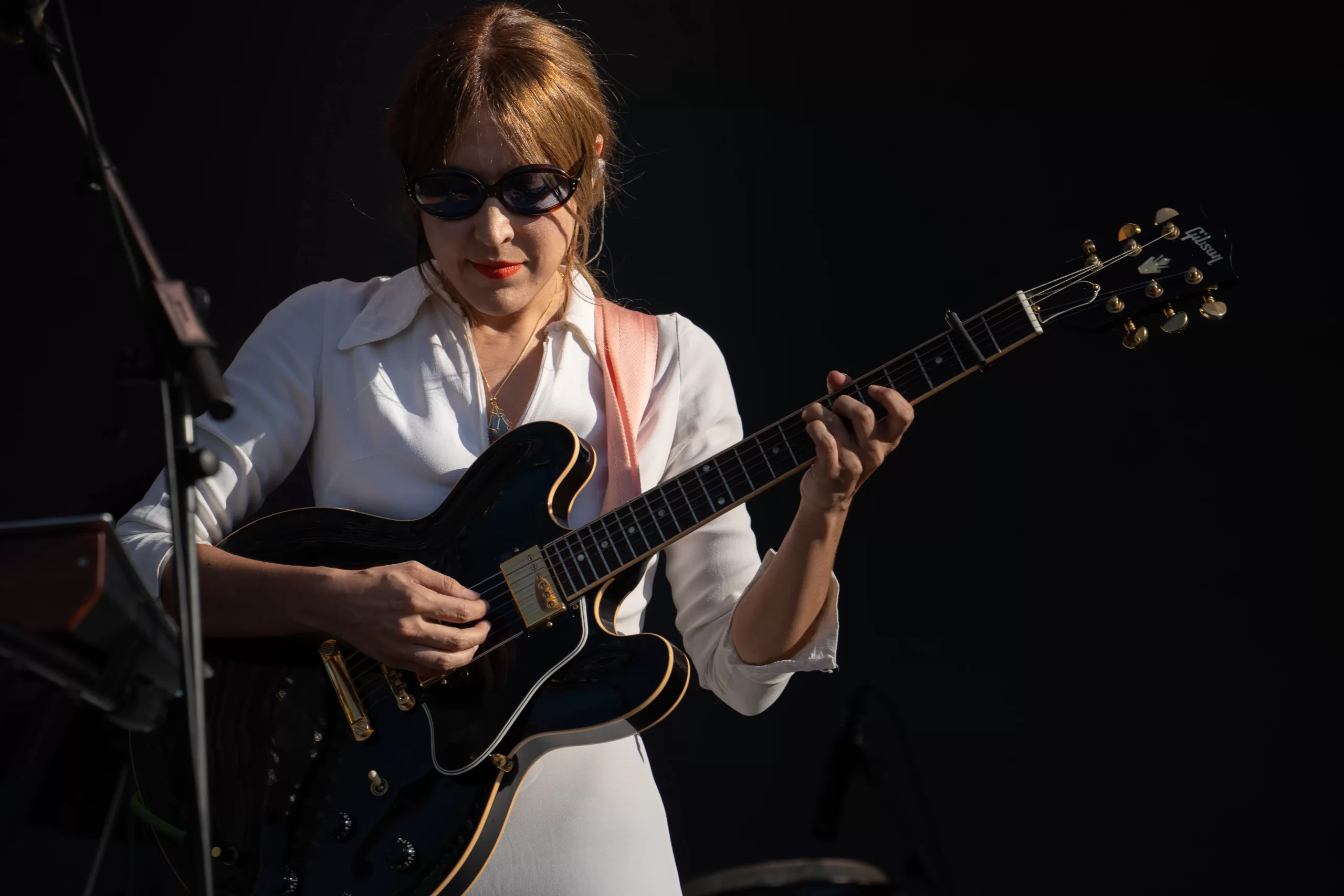Anni B Sweet toca la guitarra durante el Brisa Festival de 2025.