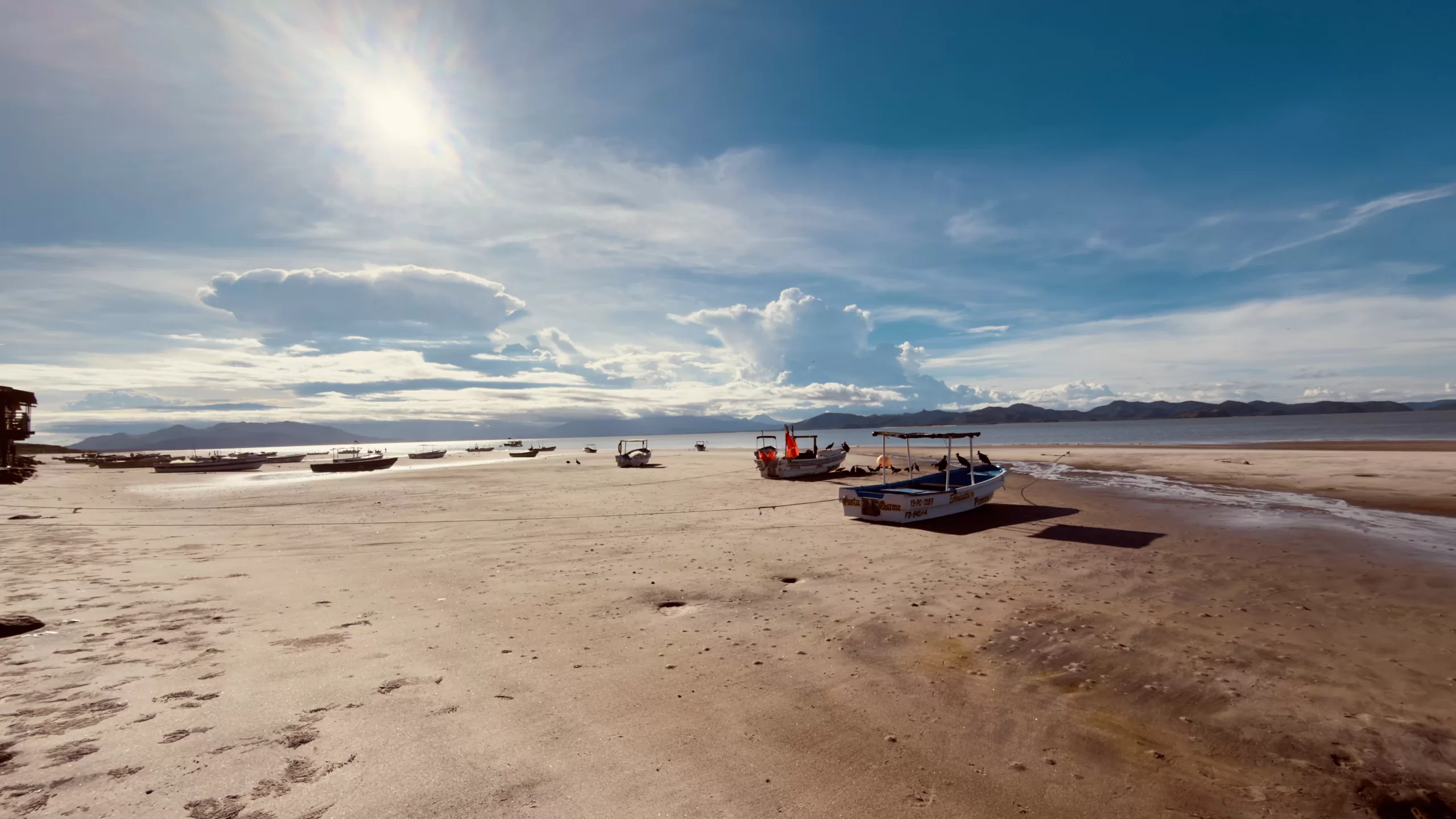 Lanchas sobre la arena mientras esperan la marea alta en Punta Chame