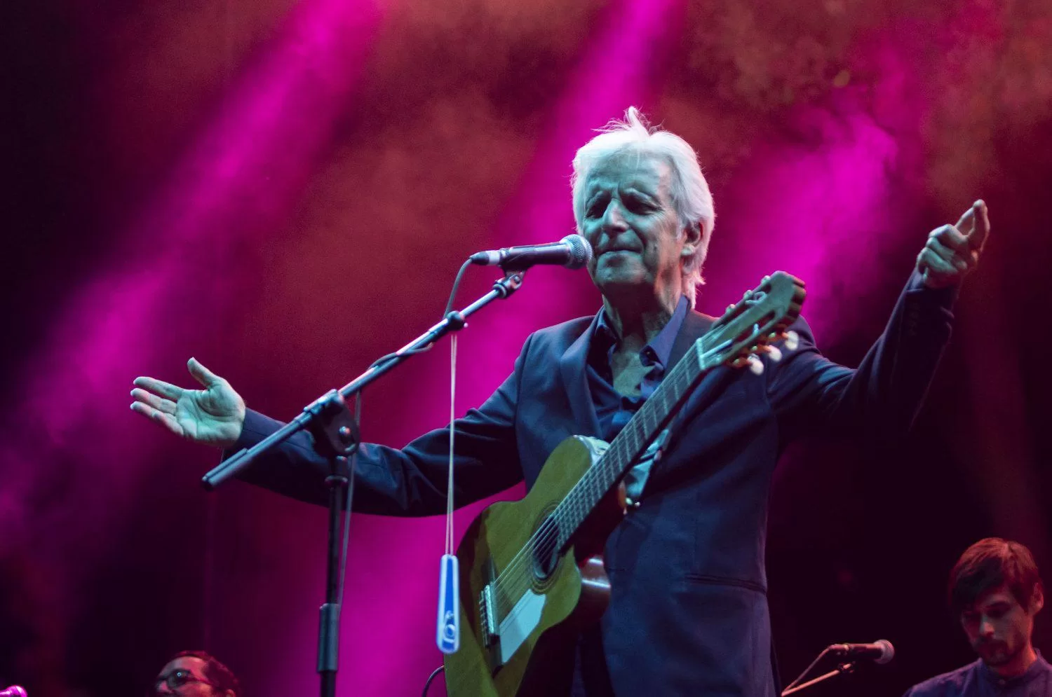 Kiko Veneno canta con una guitarra durante una actuación de archivo en San Isidro