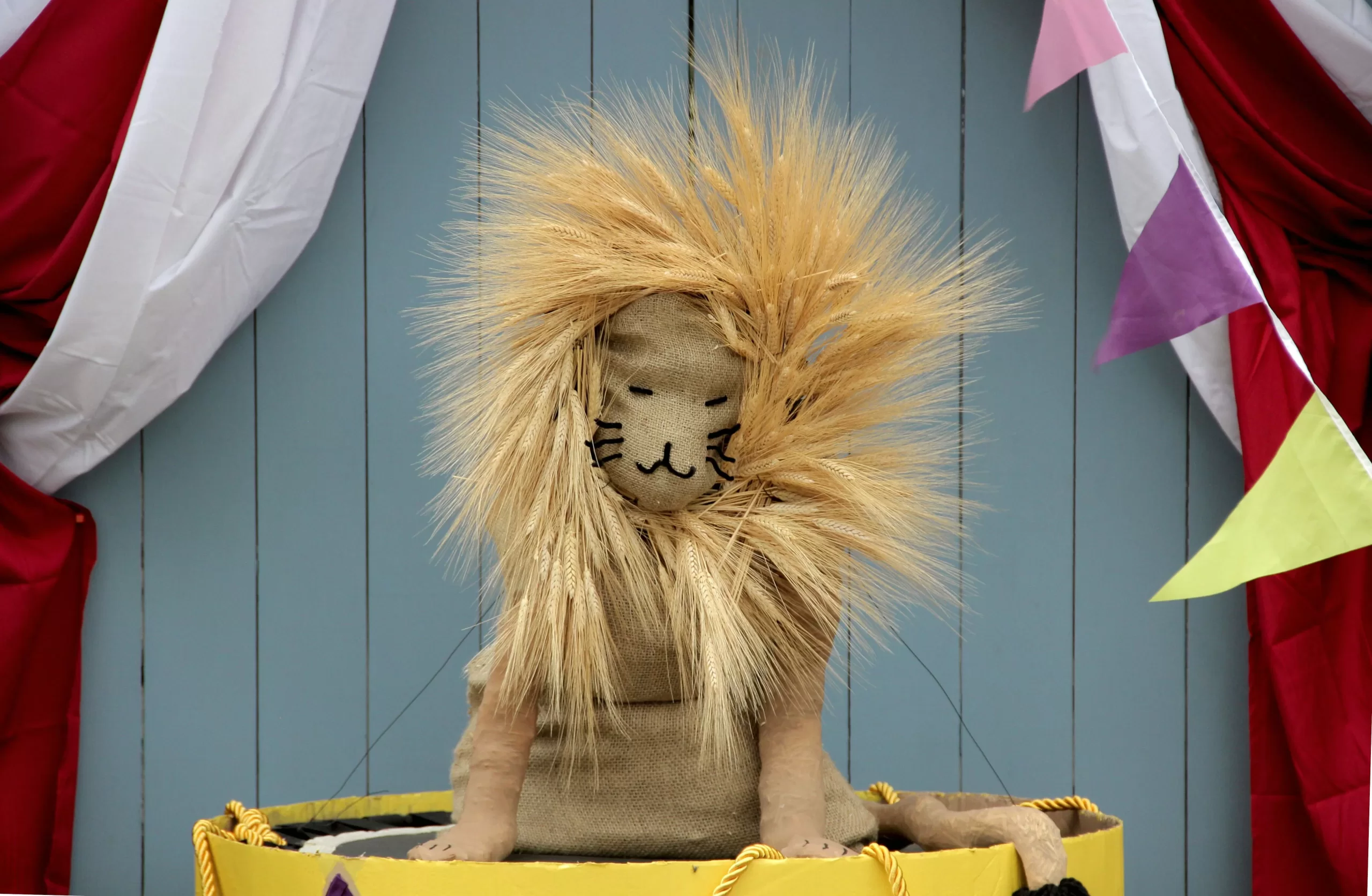 Espantapájaros con forma de león en el concurso de Minskip