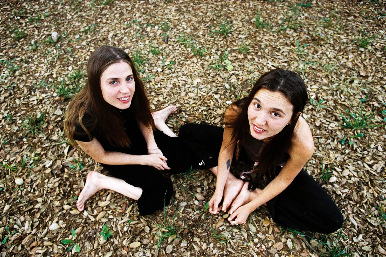 Rita Payés y Lucía Fumero sentadas al aire libre en una fotografía promocional