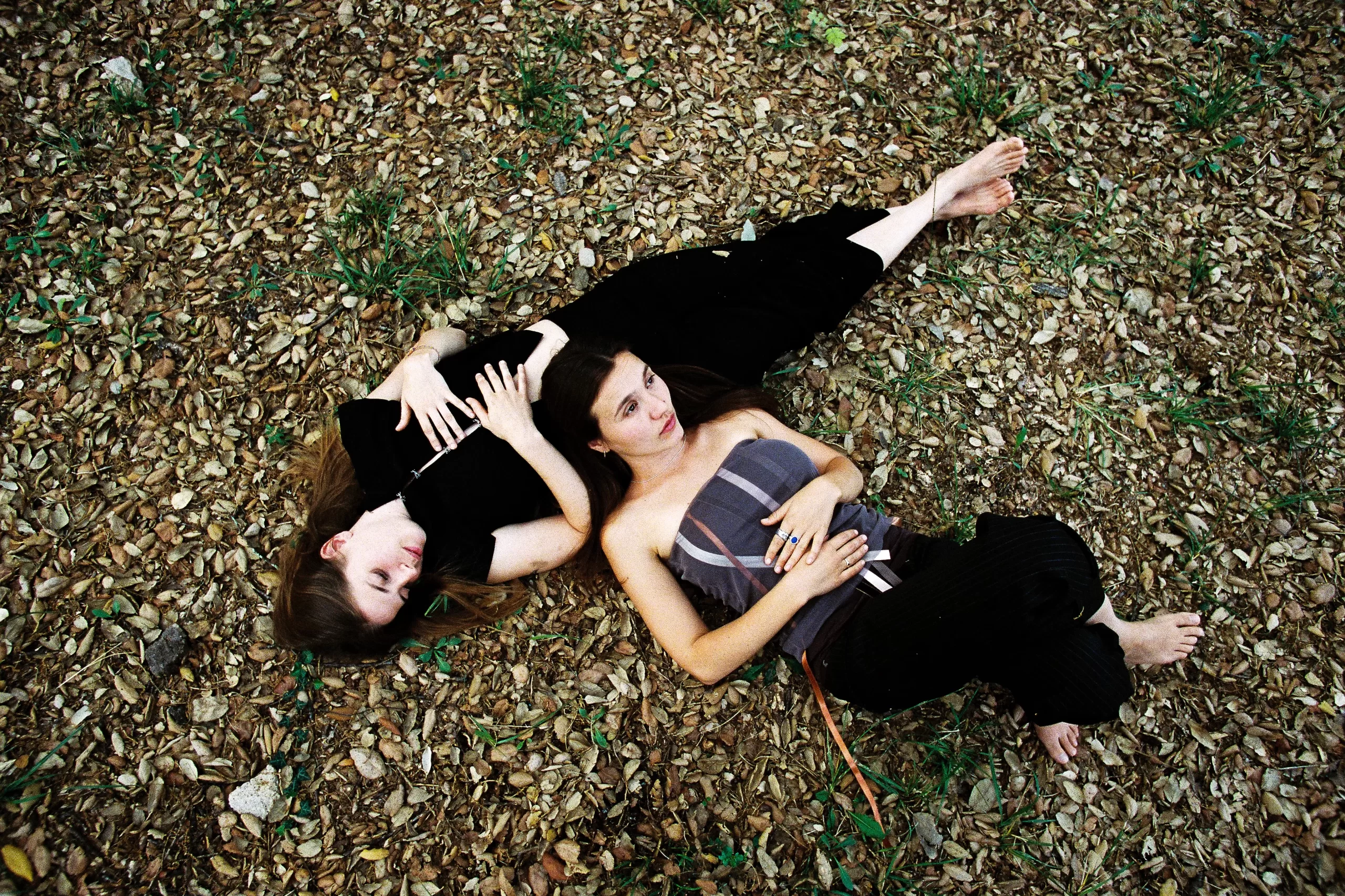 Rita Payés y Lucía Fumero recostadas al aire libre en una fotografía promocional