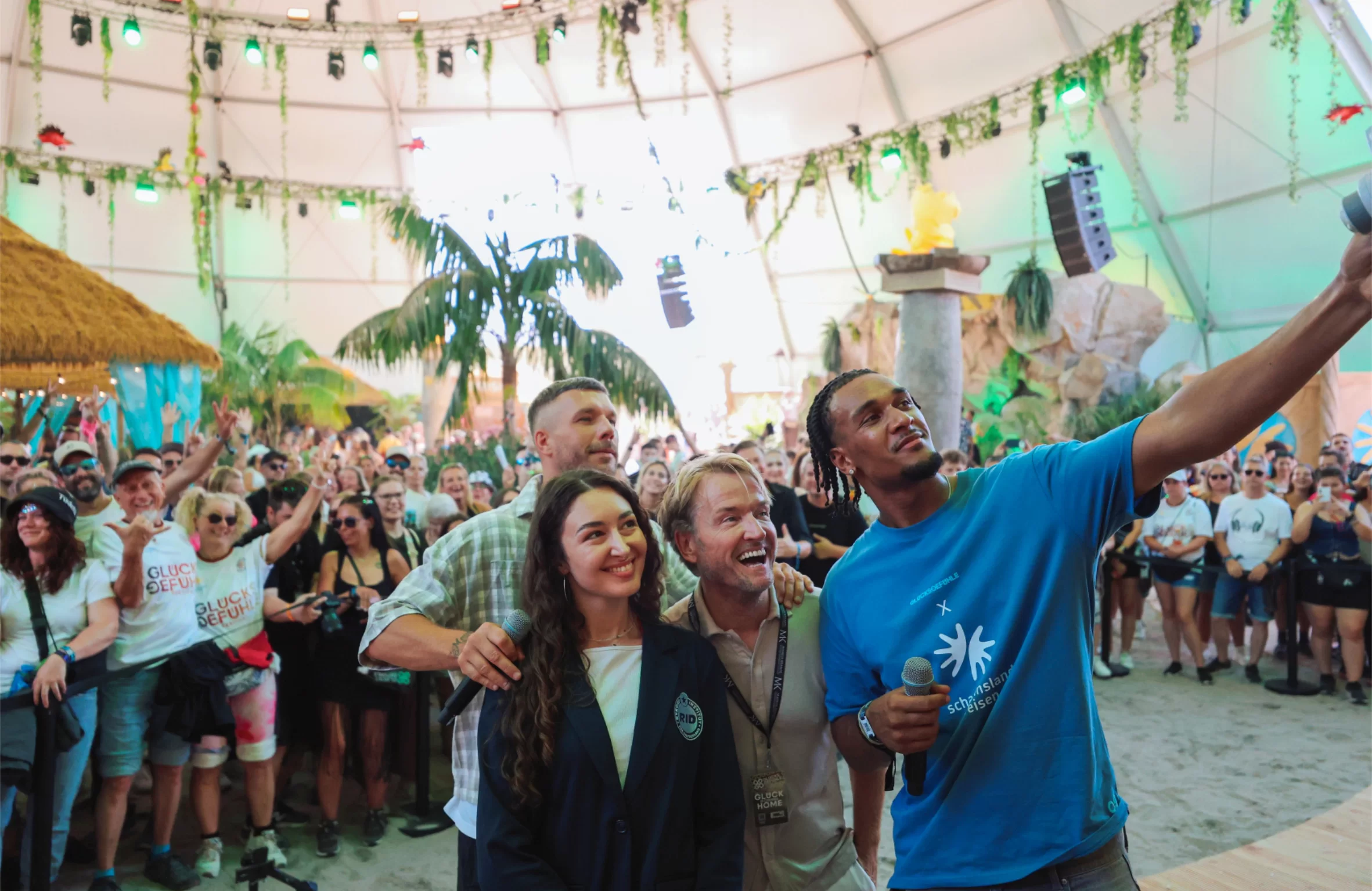 Participantes de la certificación posan con el público del festival