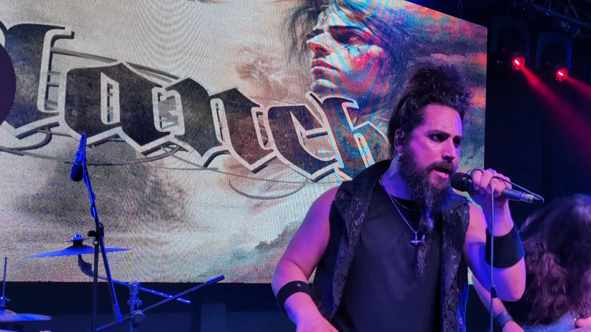 José Pardial, vocalista de Avalanch, canta con micrófono en un concierto en Bogotá en 2024.