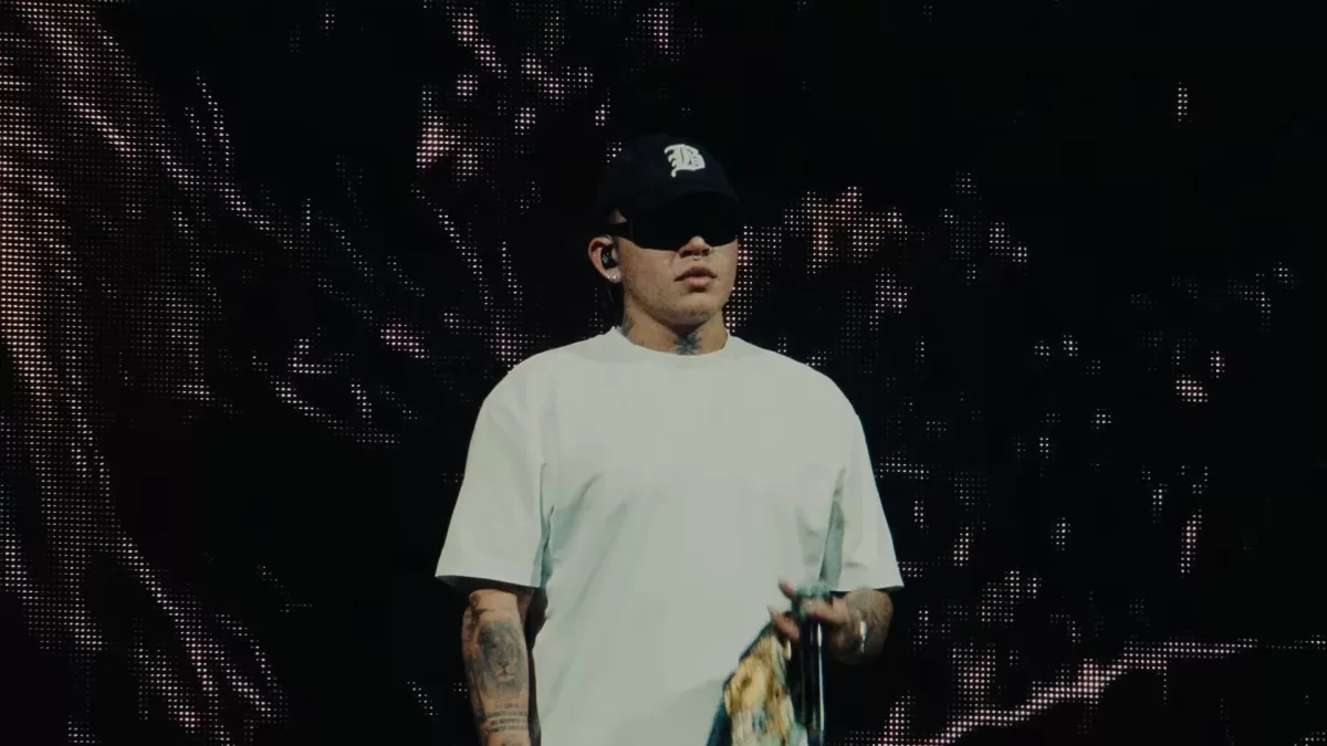 Beéle, con gorra negra y gafas oscuras, en el escenario durante un concierto en Bogotá.