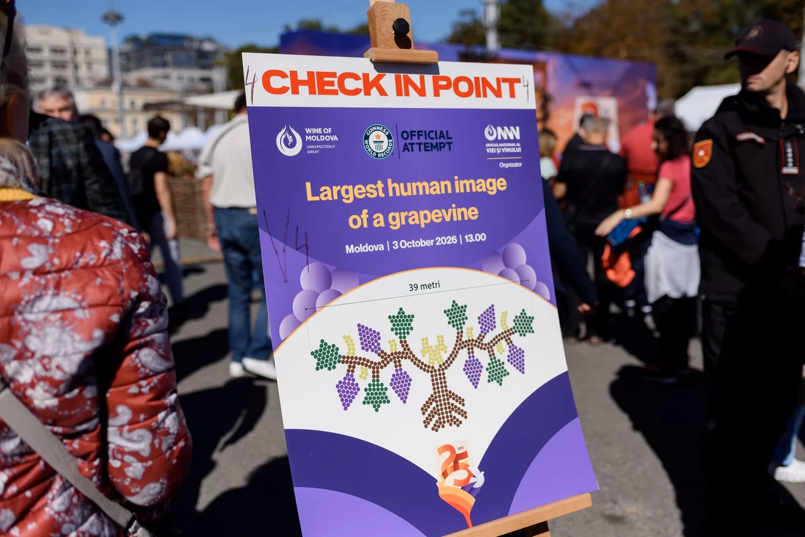 Cartel del intento de récord Guinness con el boceto de la vid humana de 39 metros en Chișinău